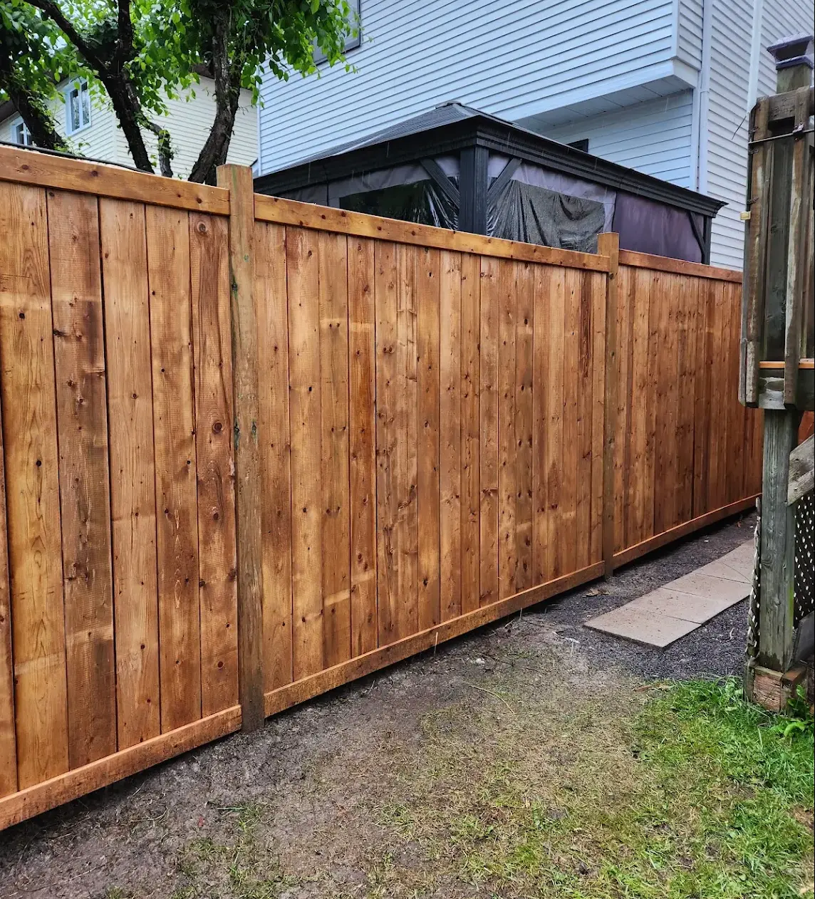 Freshly built cedar wood privacy fence along the side yard of an Ottawa home